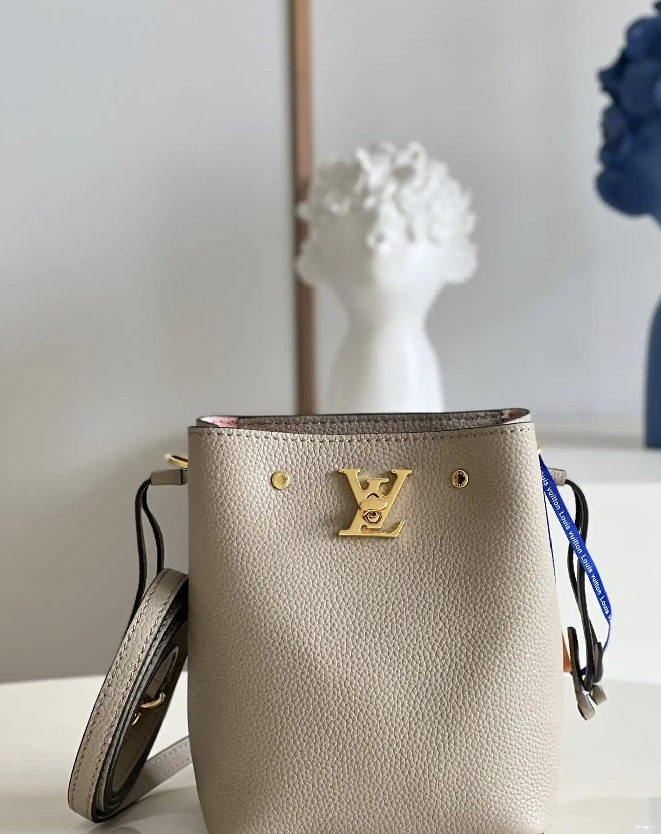 LOUIS BUCKET VUITTON NANO LOCKME 0426